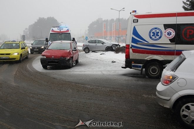 Stracił przytomność za kółkiem i doprowadził do wypadku w centrum Ostrołęki [ZDJĘCIA] - zdjęcie #7 - eOstroleka.pl