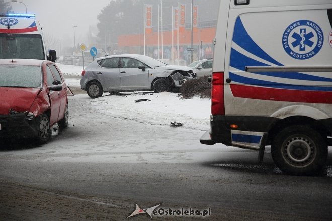 Stracił przytomność za kółkiem i doprowadził do wypadku w centrum Ostrołęki [ZDJĘCIA] - zdjęcie #8 - eOstroleka.pl