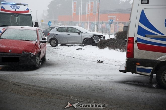 Stracił przytomność za kółkiem i doprowadził do wypadku w centrum Ostrołęki [ZDJĘCIA] - zdjęcie #9 - eOstroleka.pl