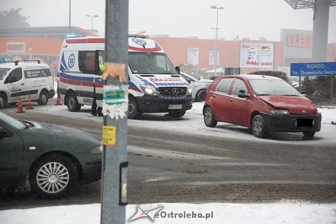 Stracił przytomność za kółkiem i doprowadził do wypadku w centrum Ostrołęki [ZDJĘCIA] - zdjęcie #11 - eOstroleka.pl