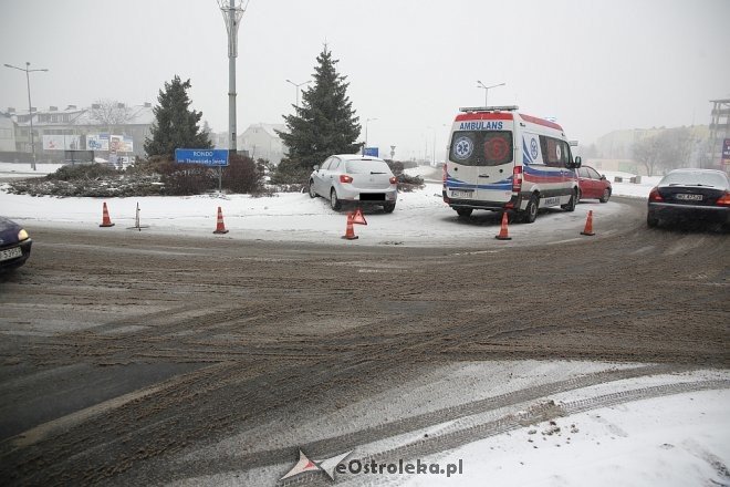 Stracił przytomność za kółkiem i doprowadził do wypadku w centrum Ostrołęki [ZDJĘCIA] - zdjęcie #13 - eOstroleka.pl
