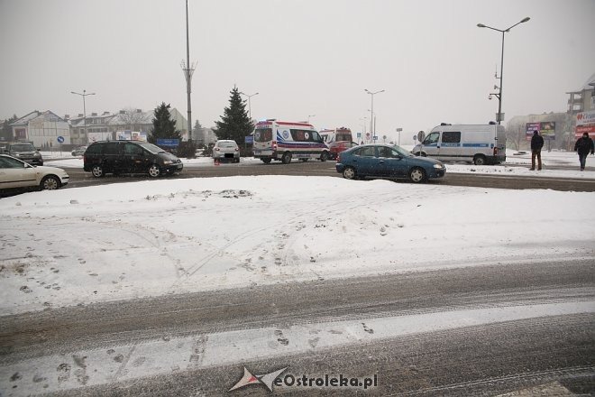Stracił przytomność za kółkiem i doprowadził do wypadku w centrum Ostrołęki [ZDJĘCIA] - zdjęcie #15 - eOstroleka.pl