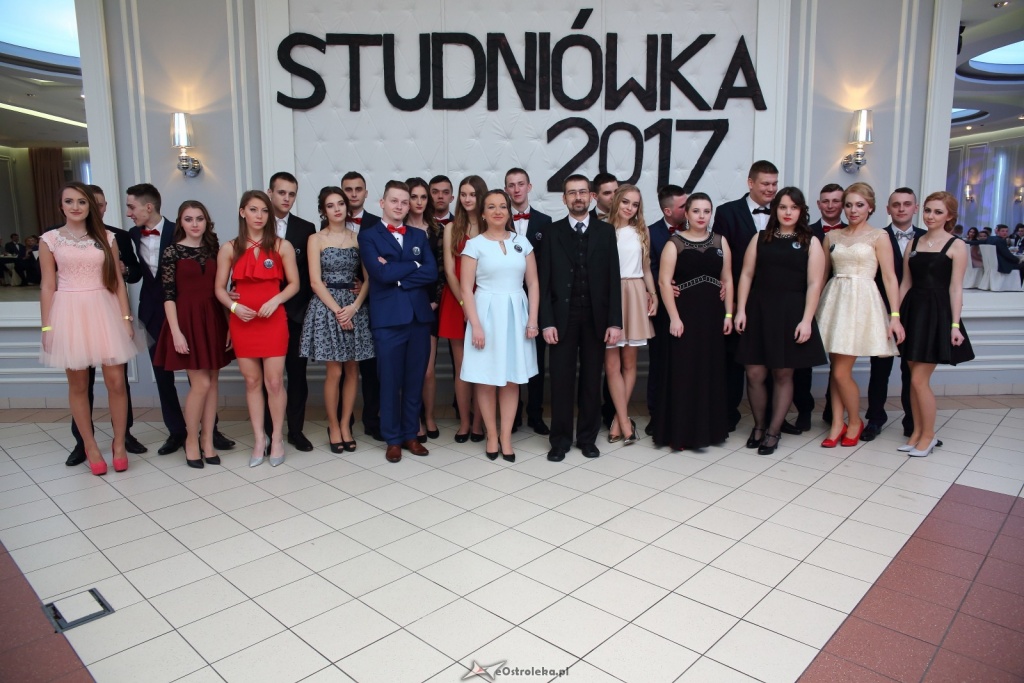 Studniówka w ZSZ nr 3 w Ostrołęce [14.01.2017] - zdjęcie #58 - eOstroleka.pl