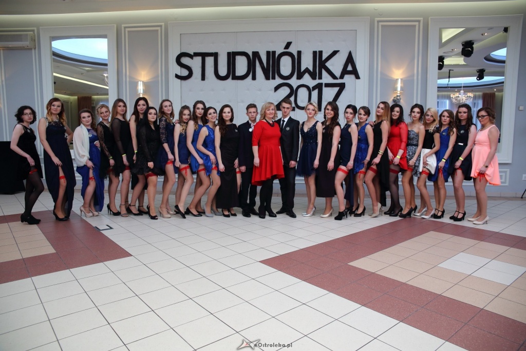 Studniówka w ZSZ nr 3 w Ostrołęce [14.01.2017] - zdjęcie #65 - eOstroleka.pl