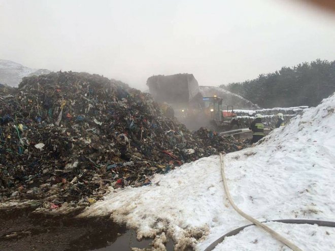 Pożar na wysypisku śmieci w Studziankach pod Białymstokiem [17.01.2017] - zdjęcie #1 - eOstroleka.pl