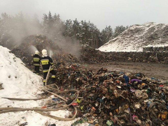 Pożar na wysypisku śmieci w Studziankach pod Białymstokiem [17.01.2017] - zdjęcie #3 - eOstroleka.pl