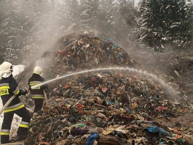 Pożar na wysypisku śmieci w Studziankach pod Białymstokiem [17.01.2017] - zdjęcie #4 - eOstroleka.pl