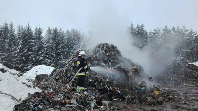 Pożar na wysypisku śmieci w Studziankach pod Białymstokiem [17.01.2017] - zdjęcie #10 - eOstroleka.pl