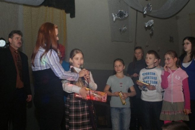 Choinka dla dzieci z osiedla Stacja i Centrum (10,01.10) - zdjęcie #29 - eOstroleka.pl