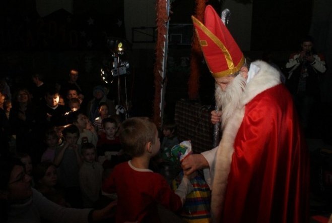 Choinka dla dzieci z osiedla Stacja i Centrum (10,01.10) - zdjęcie #7 - eOstroleka.pl