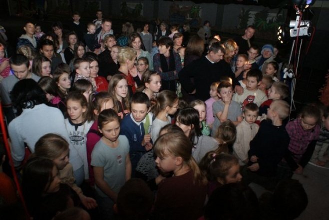 Choinka dla dzieci z osiedla Stacja i Centrum (10,01.10) - zdjęcie #6 - eOstroleka.pl