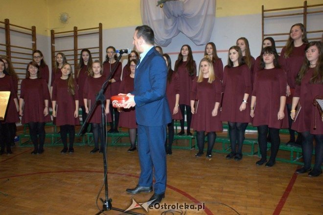 Noworoczny koncert Cantileny w II Liceum Ogólnokształcącym w Ostrołęce [ZDJĘCIA] - zdjęcie #2 - eOstroleka.pl