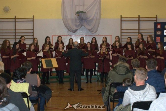 Noworoczny koncert Cantileny w II Liceum Ogólnokształcącym w Ostrołęce [ZDJĘCIA] - zdjęcie #6 - eOstroleka.pl