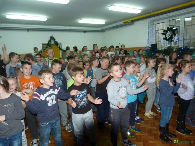 Koncert kolęd w wykonaniu nauczycieli z ZPO w Kadzidle [ZDJĘCIA] - zdjęcie #14 - eOstroleka.pl