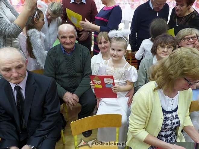 Dzień Babci i Dziadka w Przedszkolu Miejskim nr 8 [ZDJĘCIA] - zdjęcie #26 - eOstroleka.pl