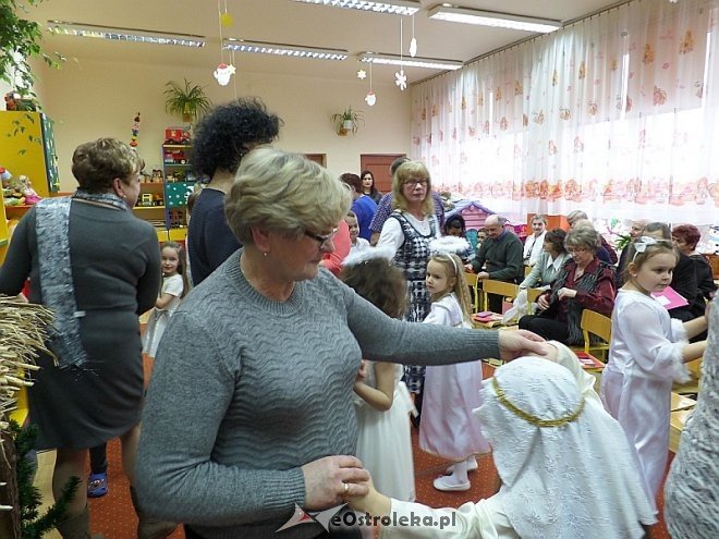 Dzień Babci i Dziadka w Przedszkolu Miejskim nr 8 [ZDJĘCIA] - zdjęcie #33 - eOstroleka.pl