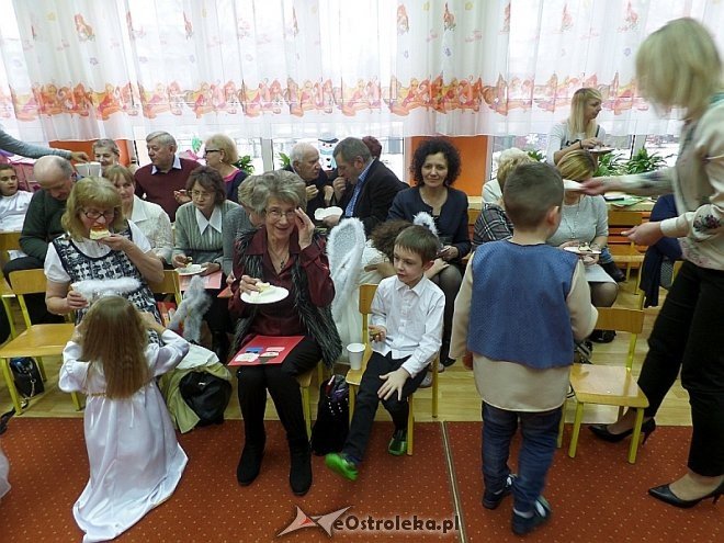 Dzień Babci i Dziadka w Przedszkolu Miejskim nr 8 [ZDJĘCIA] - zdjęcie #32 - eOstroleka.pl