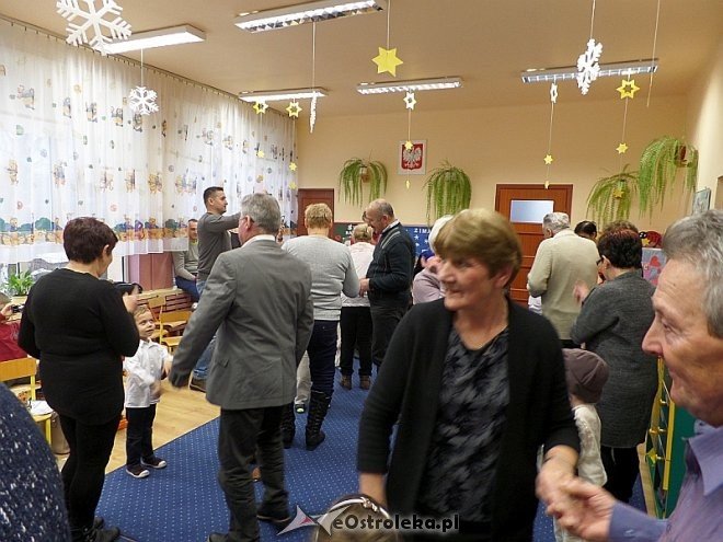 Dzień Babci i Dziadka w Przedszkolu Miejskim nr 8 [ZDJĘCIA] - zdjęcie #23 - eOstroleka.pl