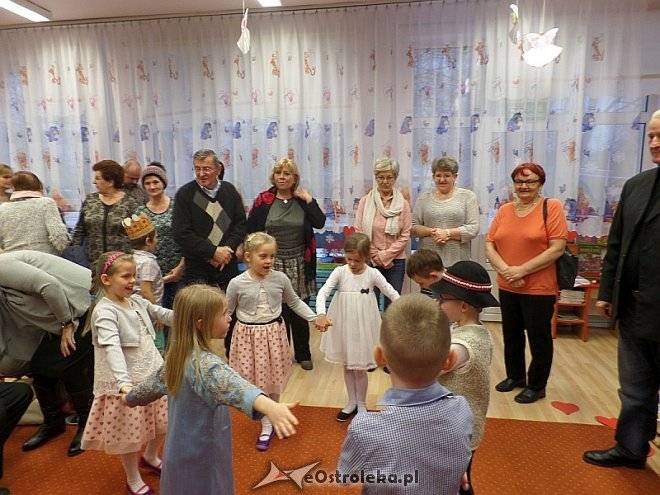 Dzień Babci i Dziadka w Przedszkolu Miejskim nr 8 [ZDJĘCIA] - zdjęcie #16 - eOstroleka.pl