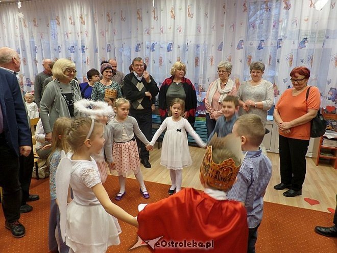 Dzień Babci i Dziadka w Przedszkolu Miejskim nr 8 [ZDJĘCIA] - zdjęcie #15 - eOstroleka.pl