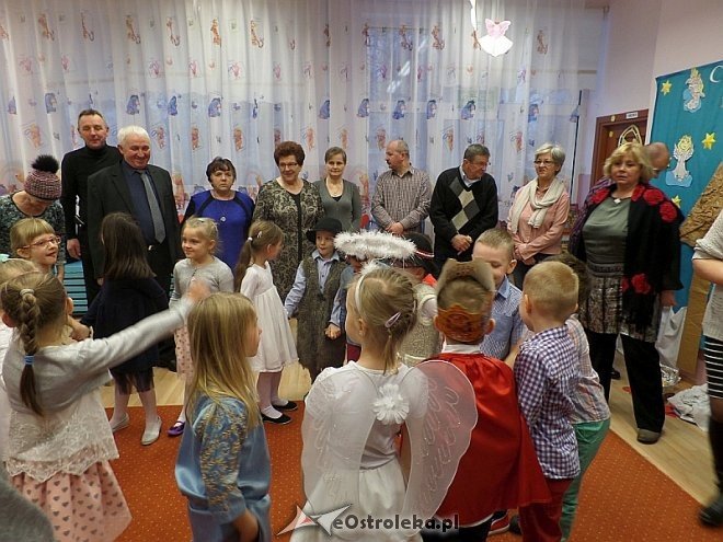 Dzień Babci i Dziadka w Przedszkolu Miejskim nr 8 [ZDJĘCIA] - zdjęcie #14 - eOstroleka.pl