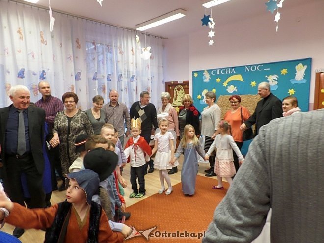 Dzień Babci i Dziadka w Przedszkolu Miejskim nr 8 [ZDJĘCIA] - zdjęcie #13 - eOstroleka.pl