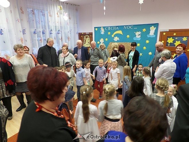 Dzień Babci i Dziadka w Przedszkolu Miejskim nr 8 [ZDJĘCIA] - zdjęcie #12 - eOstroleka.pl