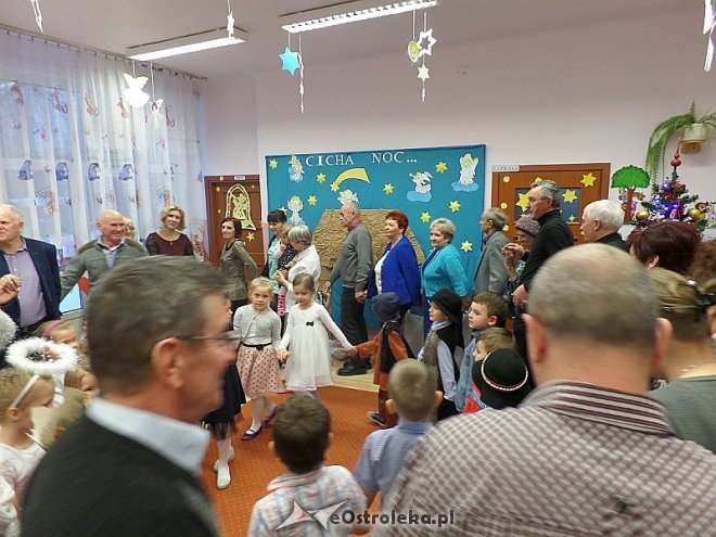 Dzień Babci i Dziadka w Przedszkolu Miejskim nr 8 [ZDJĘCIA] - zdjęcie #11 - eOstroleka.pl