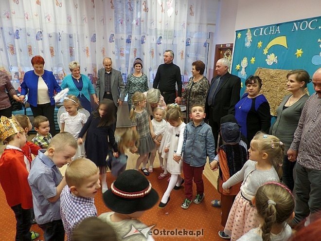 Dzień Babci i Dziadka w Przedszkolu Miejskim nr 8 [ZDJĘCIA] - zdjęcie #8 - eOstroleka.pl