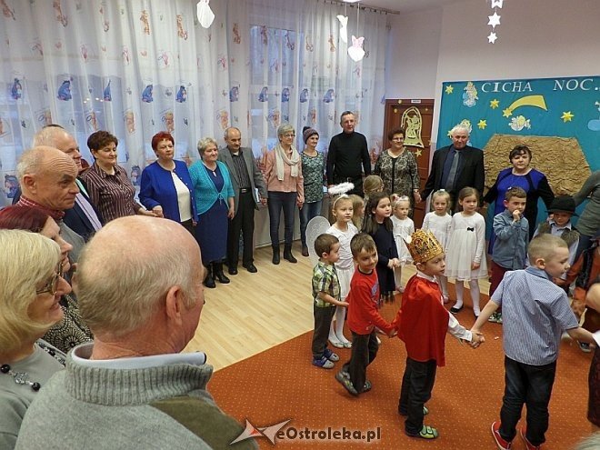 Dzień Babci i Dziadka w Przedszkolu Miejskim nr 8 [ZDJĘCIA] - zdjęcie #7 - eOstroleka.pl