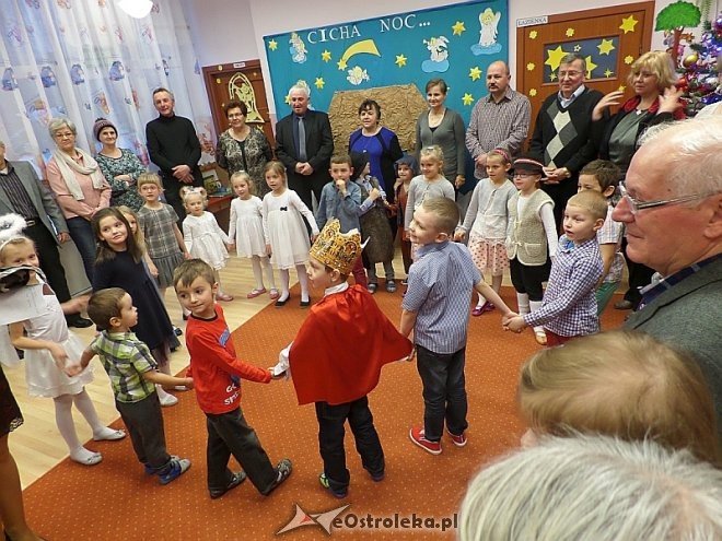 Dzień Babci i Dziadka w Przedszkolu Miejskim nr 8 [ZDJĘCIA] - zdjęcie #6 - eOstroleka.pl