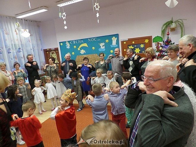 Dzień Babci i Dziadka w Przedszkolu Miejskim nr 8 [ZDJĘCIA] - zdjęcie #5 - eOstroleka.pl