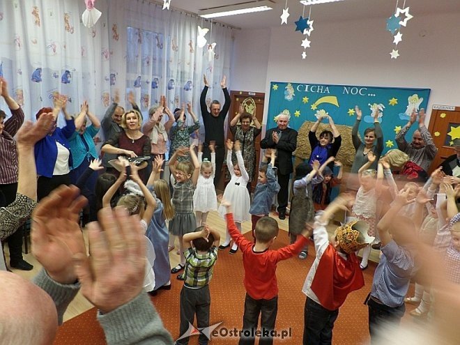 Dzień Babci i Dziadka w Przedszkolu Miejskim nr 8 [ZDJĘCIA] - zdjęcie #3 - eOstroleka.pl