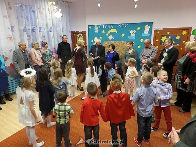 Dzień Babci i Dziadka w Przedszkolu Miejskim nr 8 [ZDJĘCIA] - zdjęcie #2 - eOstroleka.pl