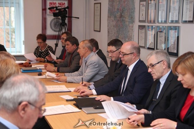 XXVIII sesja Rady Powiatu w Ostrołęce [25.01.2017] - zdjęcie #1 - eOstroleka.pl