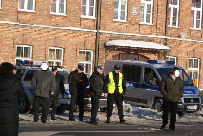 Alarm bombowy w ostrołęckim sanepidzie (13.01.10) - zdjęcie #2 - eOstroleka.pl
