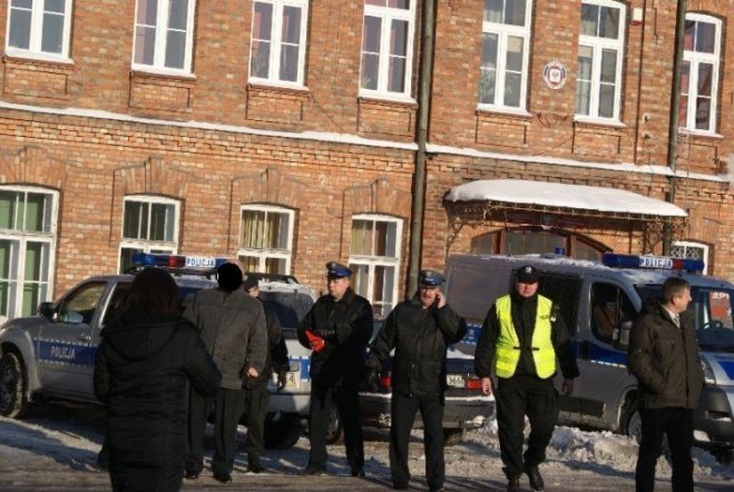 Alarm bombowy w ostrołęckim sanepidzie (13.01.10) - zdjęcie #22 - eOstroleka.pl