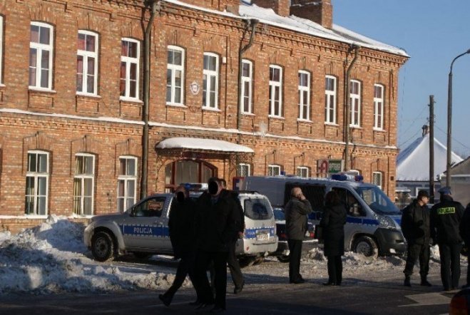 Alarm bombowy w ostrołęckim sanepidzie (13.01.10) - zdjęcie #6 - eOstroleka.pl