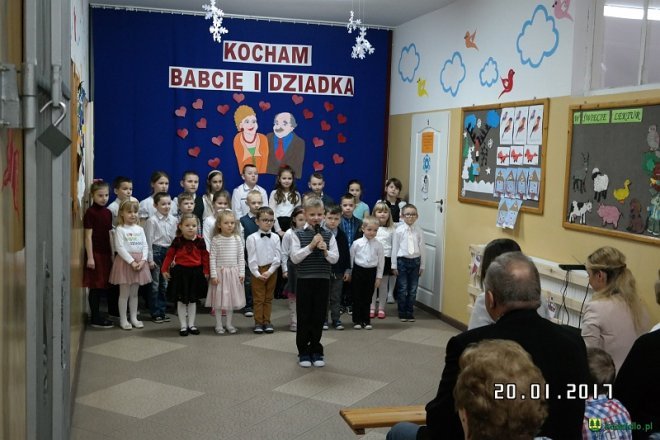 Dzień Babci i Dziadka w Szkole Podstawowej w Glebie [ZDJĘCIA] - zdjęcie #1 - eOstroleka.pl