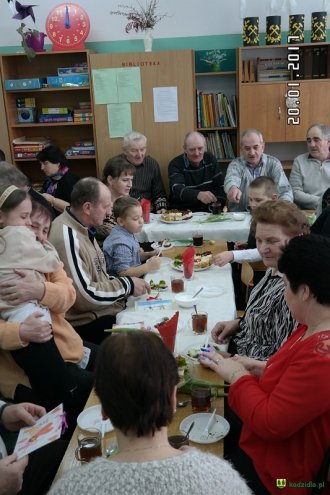 Dzień Babci i Dziadka w Szkole Podstawowej w Glebie [ZDJĘCIA] - zdjęcie #11 - eOstroleka.pl
