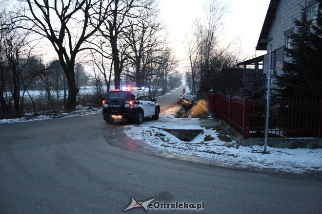 Szczawin: Pijany kierowca mazdy zakończył przejażdżkę w rowie [ZDJĘCIA] - zdjęcie #1 - eOstroleka.pl
