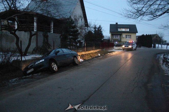 Szczawin: Pijany kierowca mazdy zakończył przejażdżkę w rowie [ZDJĘCIA] - zdjęcie #3 - eOstroleka.pl