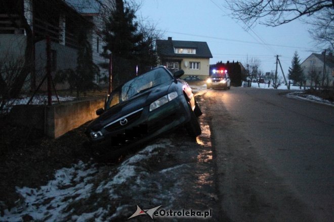 Szczawin: Pijany kierowca mazdy zakończył przejażdżkę w rowie [ZDJĘCIA] - zdjęcie #4 - eOstroleka.pl