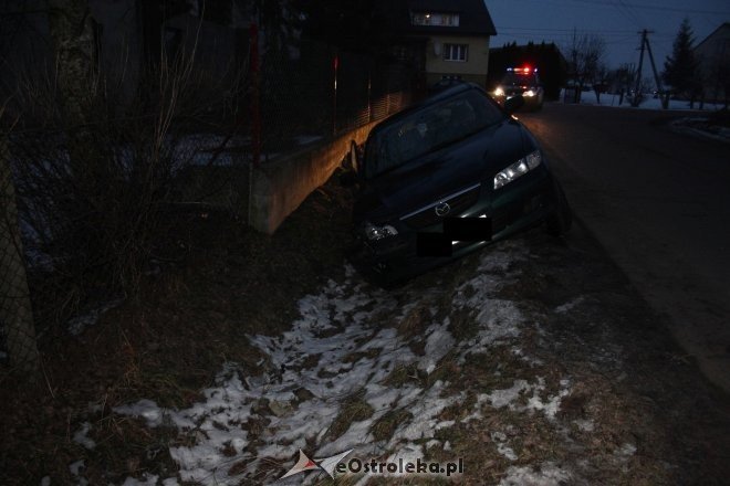 Szczawin: Pijany kierowca mazdy zakończył przejażdżkę w rowie [ZDJĘCIA] - zdjęcie #5 - eOstroleka.pl