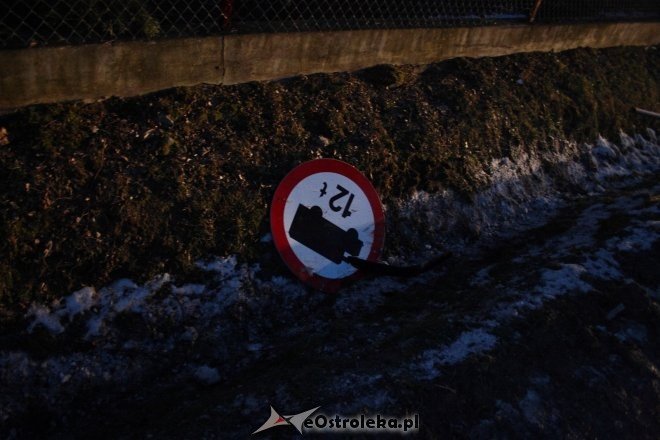 Szczawin: Pijany kierowca mazdy zakończył przejażdżkę w rowie [ZDJĘCIA] - zdjęcie #6 - eOstroleka.pl