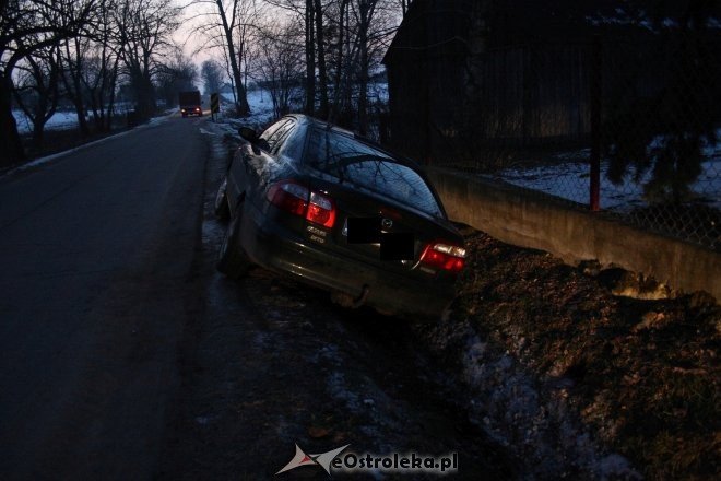 Szczawin: Pijany kierowca mazdy zakończył przejażdżkę w rowie [ZDJĘCIA] - zdjęcie #8 - eOstroleka.pl