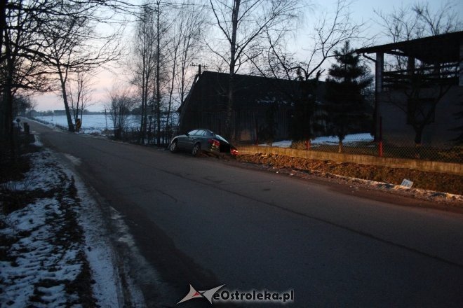 Szczawin: Pijany kierowca mazdy zakończył przejażdżkę w rowie [ZDJĘCIA] - zdjęcie #11 - eOstroleka.pl