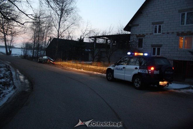 Szczawin: Pijany kierowca mazdy zakończył przejażdżkę w rowie [ZDJĘCIA] - zdjęcie #12 - eOstroleka.pl