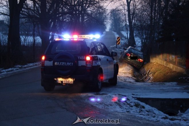 Szczawin: Pijany kierowca mazdy zakończył przejażdżkę w rowie [ZDJĘCIA] - zdjęcie #13 - eOstroleka.pl