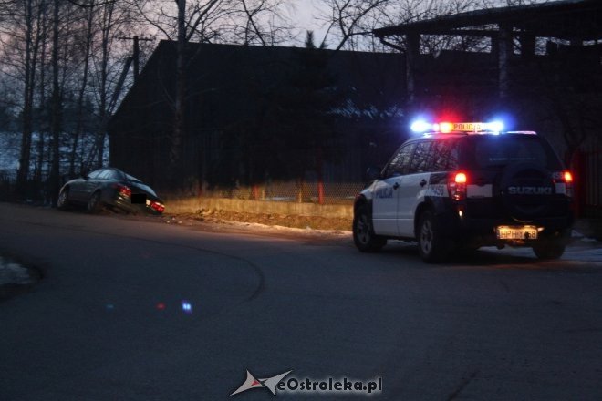 Szczawin: Pijany kierowca mazdy zakończył przejażdżkę w rowie [ZDJĘCIA] - zdjęcie #14 - eOstroleka.pl